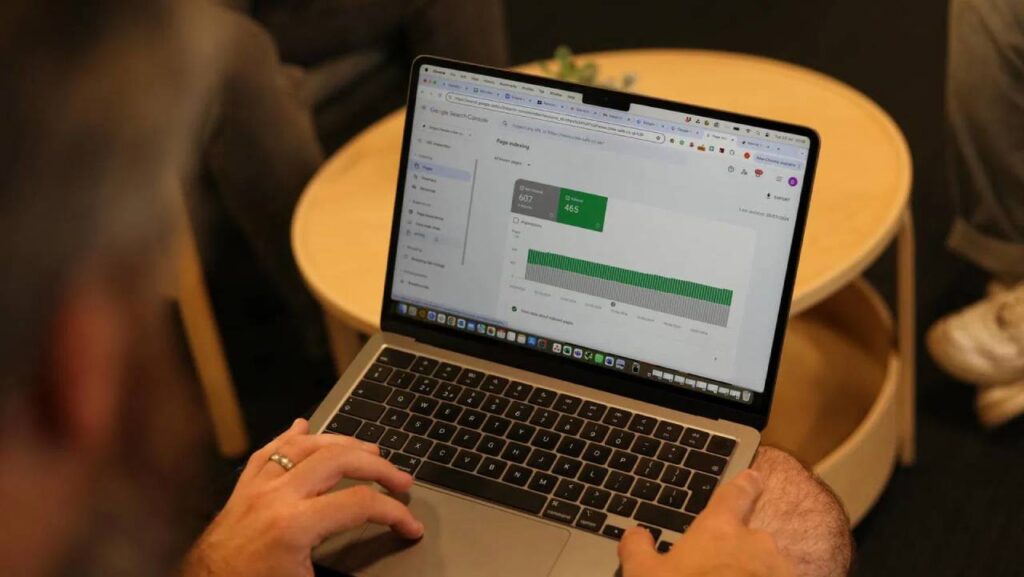 O Crawl Budget é um mito para 99% dos sites. Descubra como sites grandes de eCommerce desperdiçam 40% do rastreamento em Soft 404s. Limpe a base e indexe mais rápido.