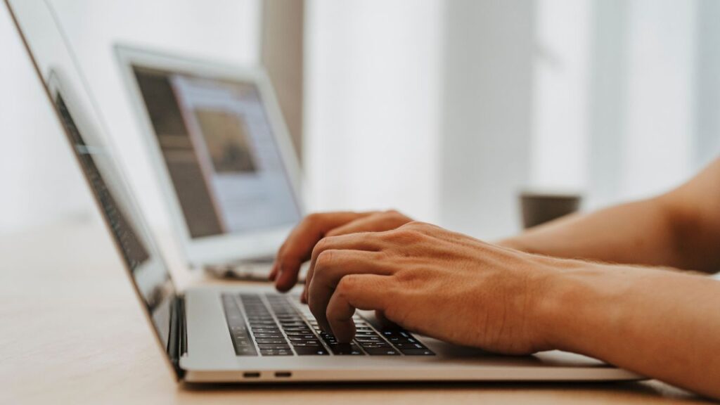 how to embed video in email best proven ways for better delivery