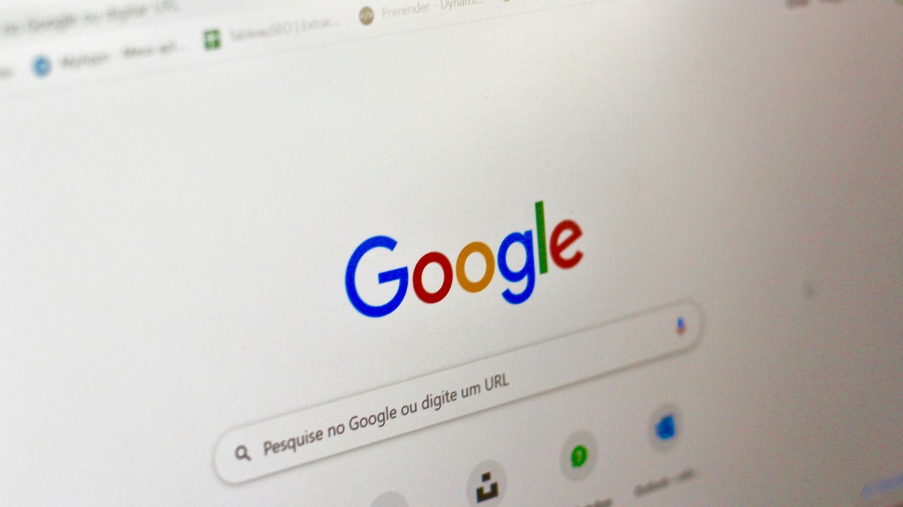 Is AI stealing your traffic? Research on 300